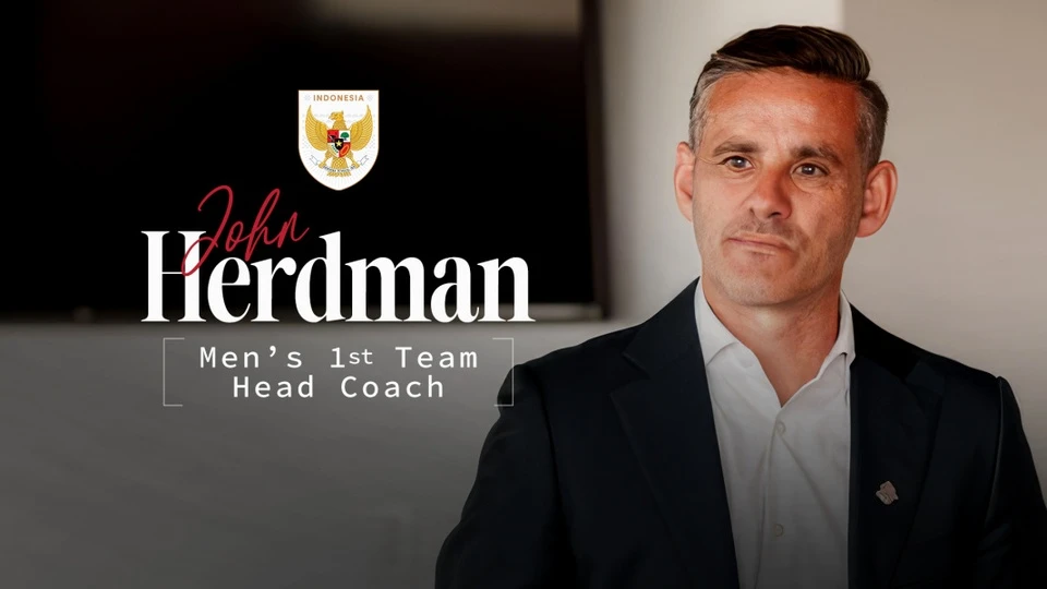 John Herdman - tân HLV trưởng đội tuyển Indonesia với logo Garuda.